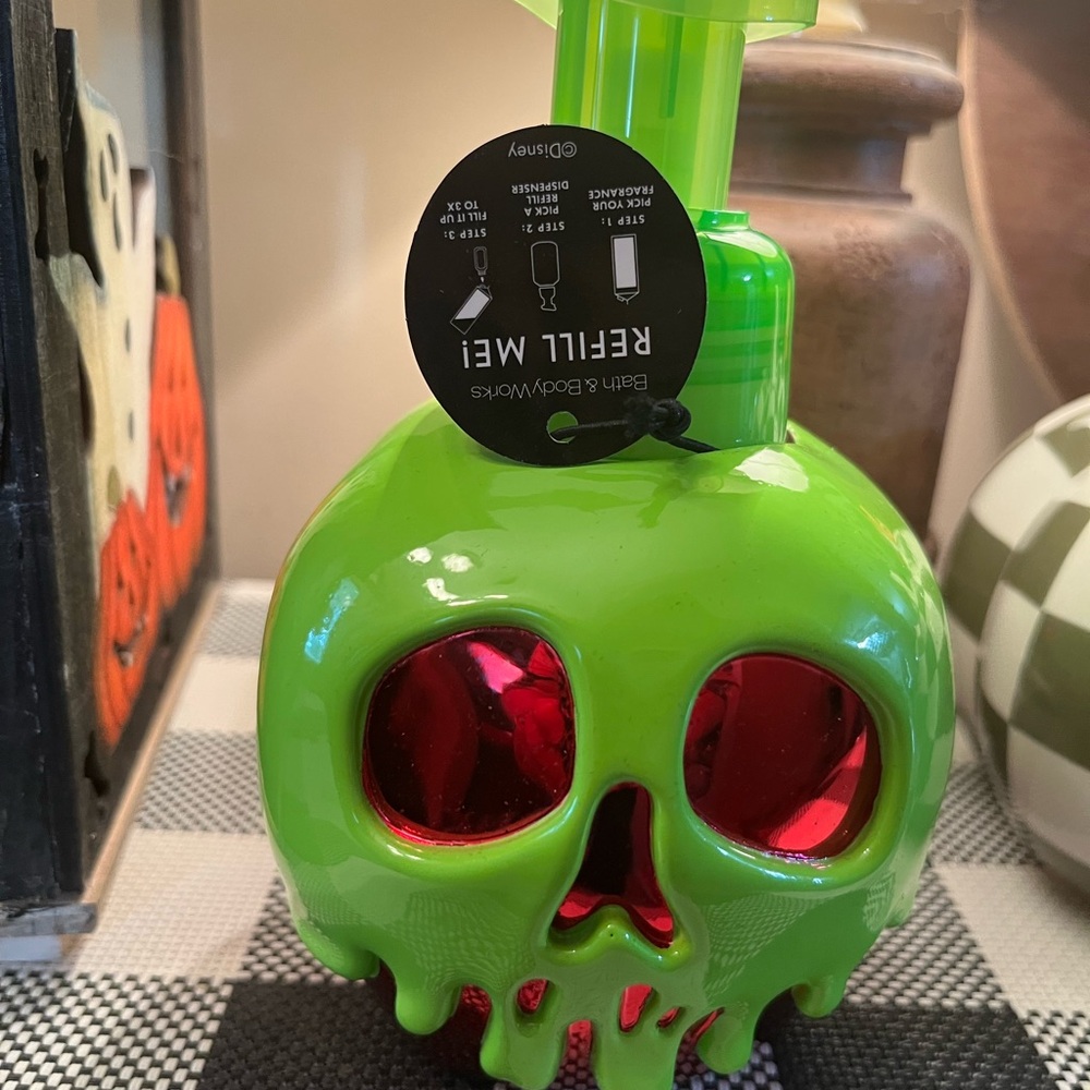 DISNEY VILLAINS HALLOWEEN BATH AND BODY WORKS SOAP DISPENSER 2025